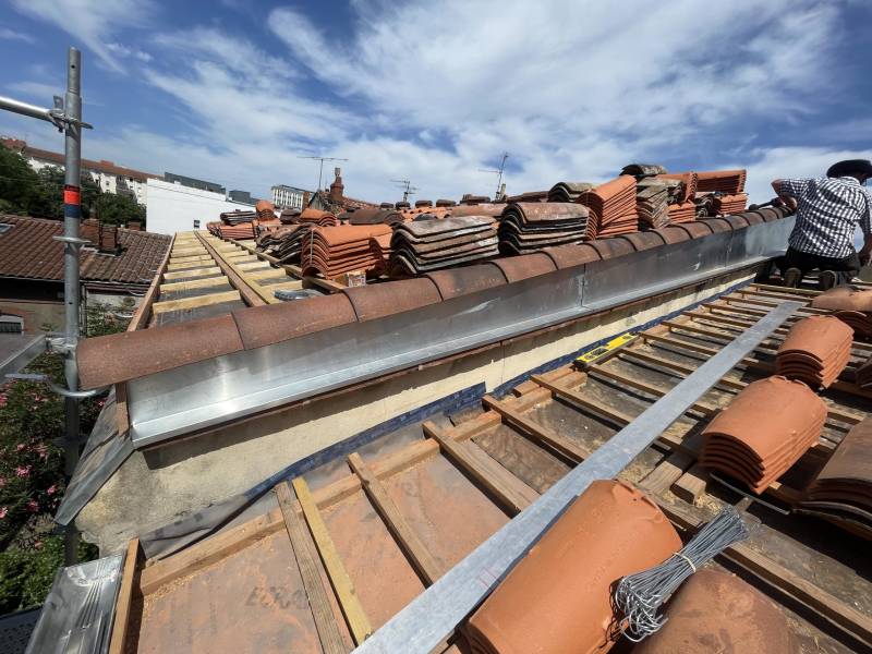Entreprise pour la rénovation d’une toiture avec des tuiles en terre cuite à Toulouse